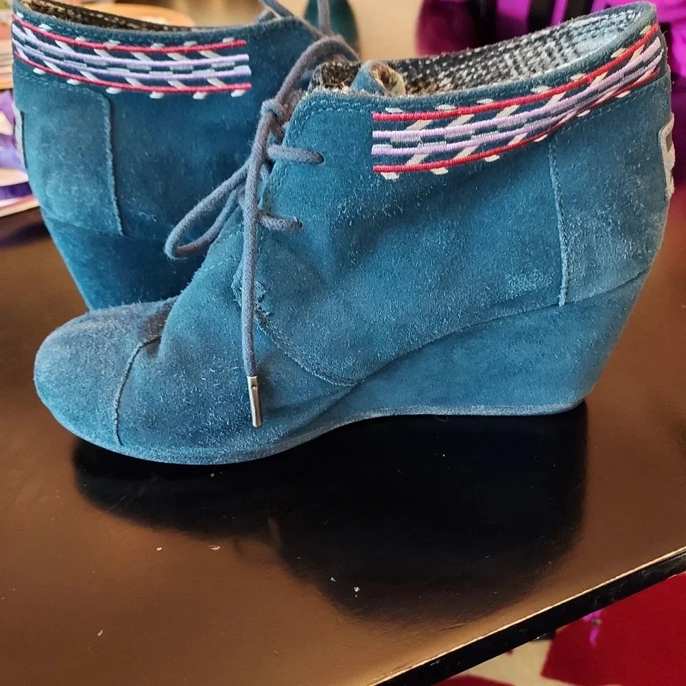 Toms Desert Suede Wedge Booties Size 6.5